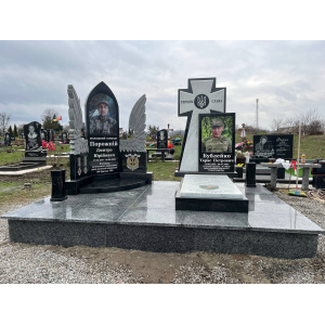Пам'ятник військовому з крилами та хрестом